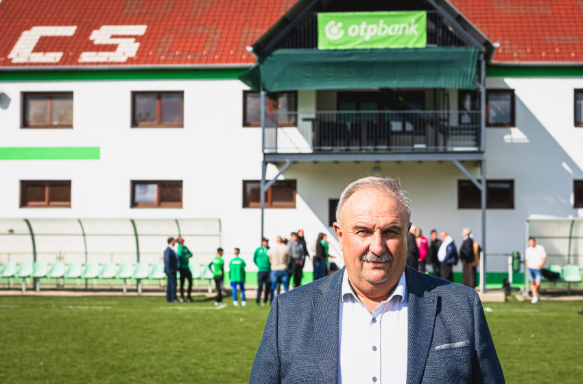 Zöld és fehér színben pompázhat a csornaiak klubépülete