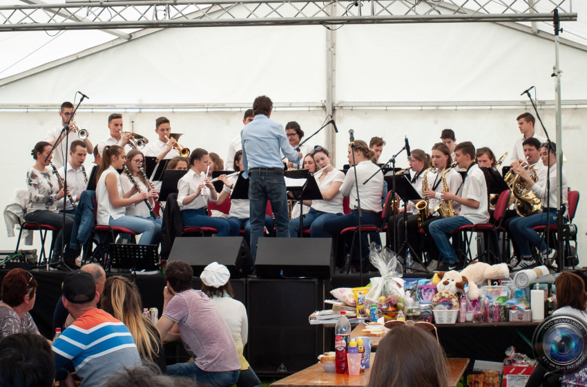 Zenés ébresztő május elsején Csornán