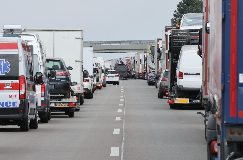 Baleset miatt lezárták az M1-est Budapest felé Hegyeshalom után