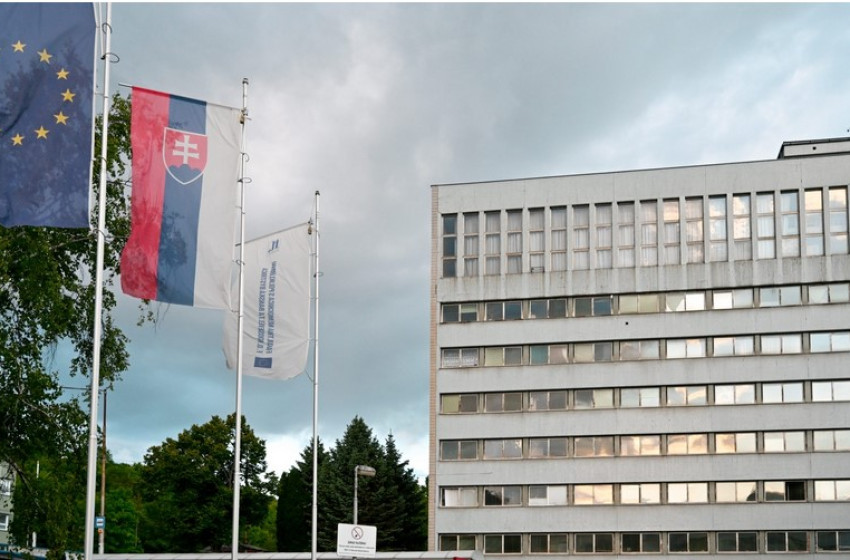 Robert Ficót megműtötték, eszméleténél van és túl lehet az életveszélyen