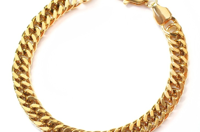 Azt mondta, leveszi a rontást az ékszerekről, de inkább zálogba adta őket a győri „jósnő”