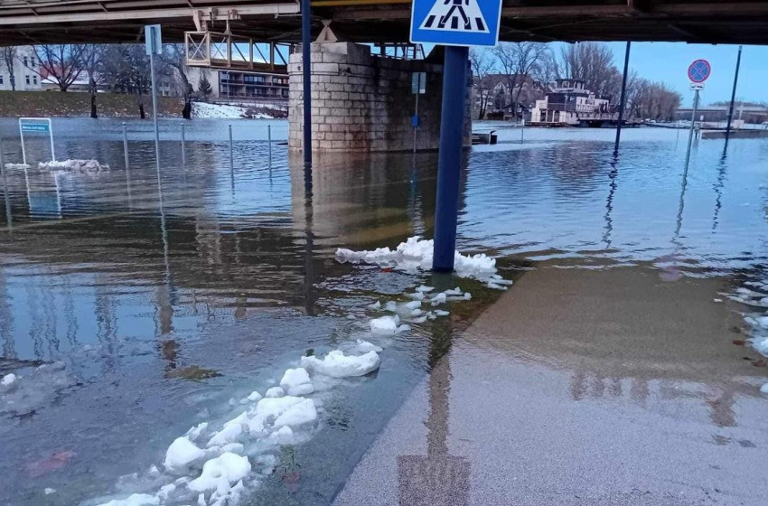 Áradnak a folyók, lezárták a győri híd alatti parkolót
