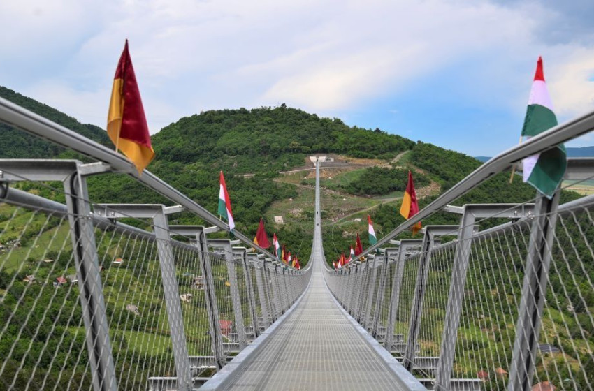 Átadták az ország legkülönlegesebb függőhídját 