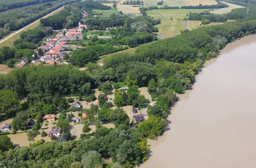 Kiöntött a Duna, vízben állnak a házak Véneken