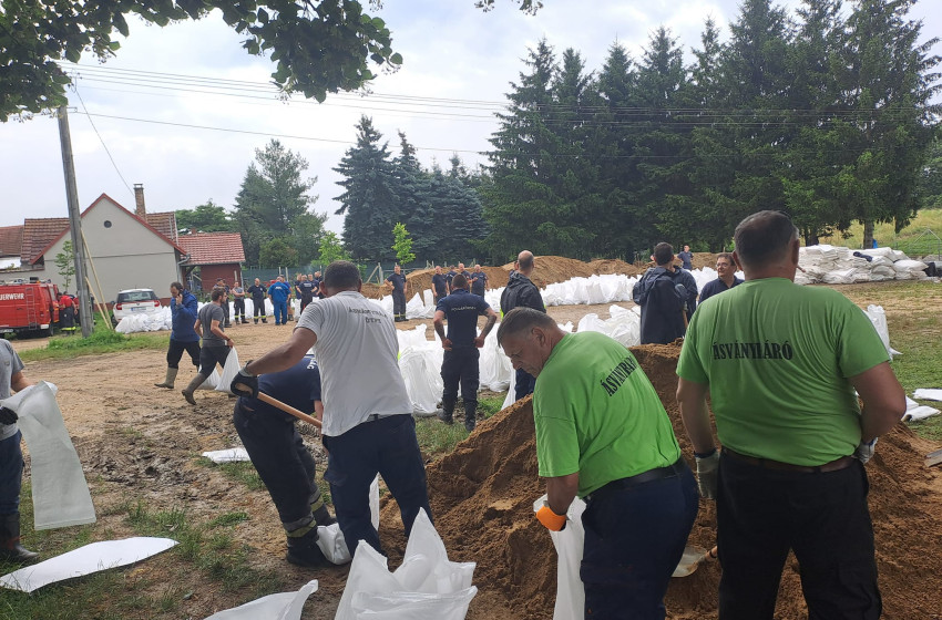 Árvízvédelmi bevetésen az Ásványrárói Önkéntes Tűzoltók