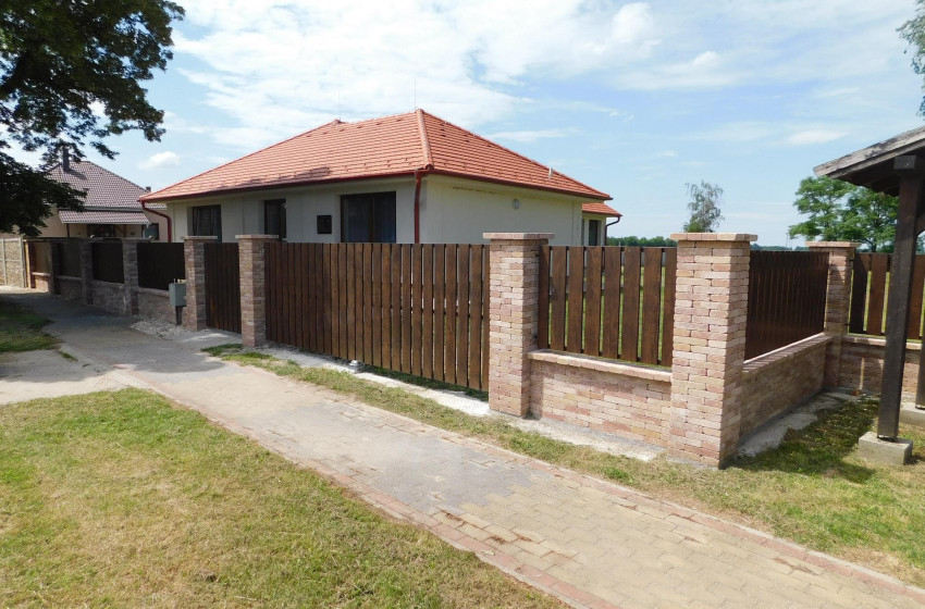 Elkészült Beleden a Vicai Faluház és a Művelődési Ház kerítése
