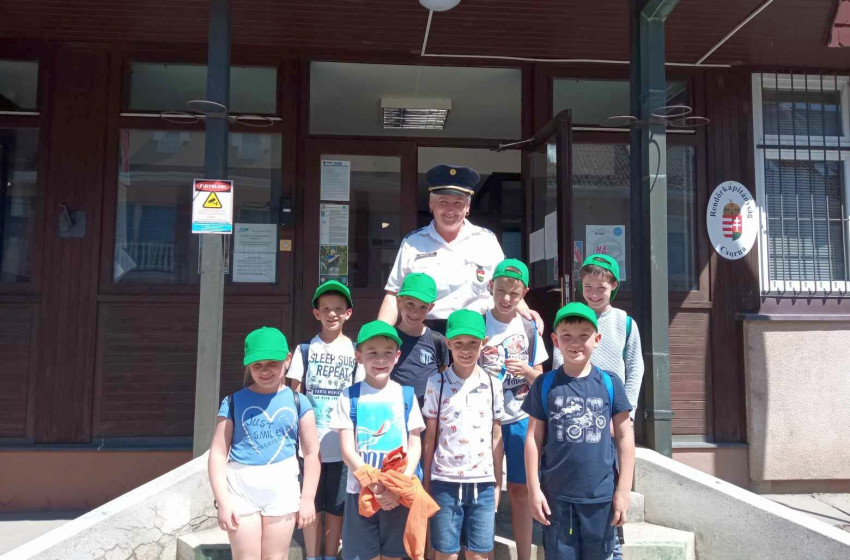 Rábatamási elsős kisdiákok a Csornai Rendőrkapitányságon