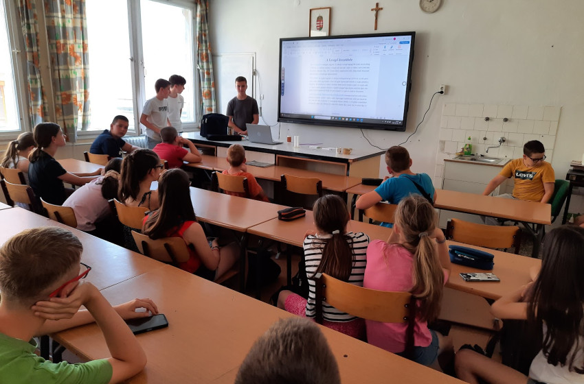 Rendhagyó fizika tehetséggondozó óra Kapuváron