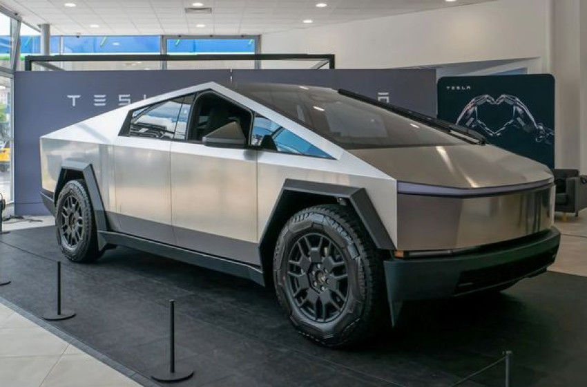 Budapestre érkezett Elon Musk szupermodern autója, a Cybertruck