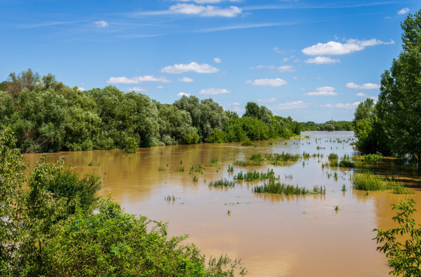 Több utat is lezártak a Rába áradása miatt 