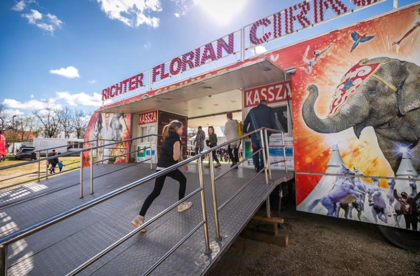 Megszólalt a családapa, akinek a fejére dőlt a vasrúd a soproni cirkuszban