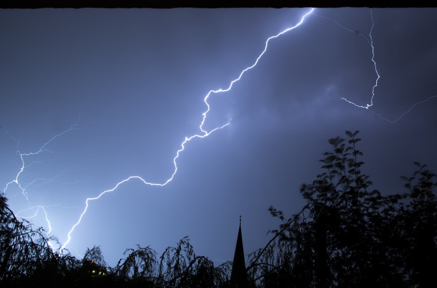 Másodfokú figyelmeztetés van érvényben több vármegyében, jégesővel közeleg a vihar