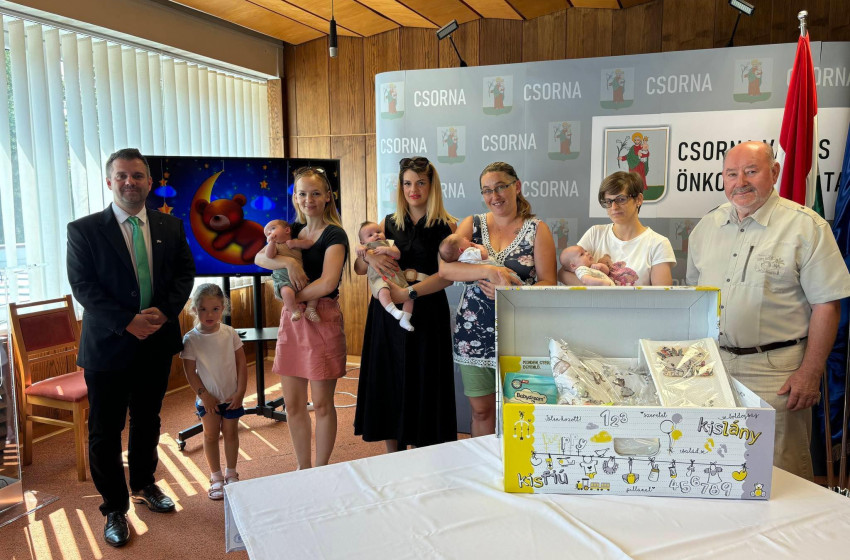 Babamama csomagokat adtak át Csornán