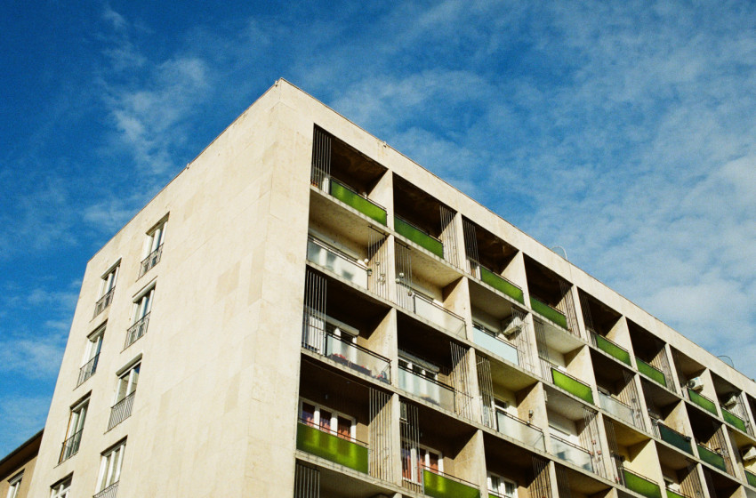 Veszekedés közben kilökte barátnőjét a tizedik emeletről egy győri férfi