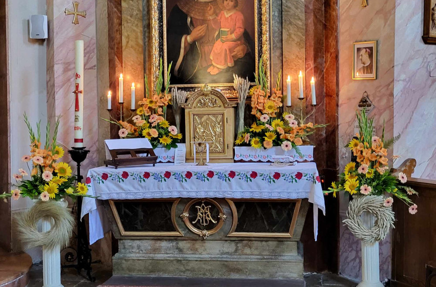 Újmisés áldás és ünnepi díszek Csornán, Sarlósboldogasszony napján