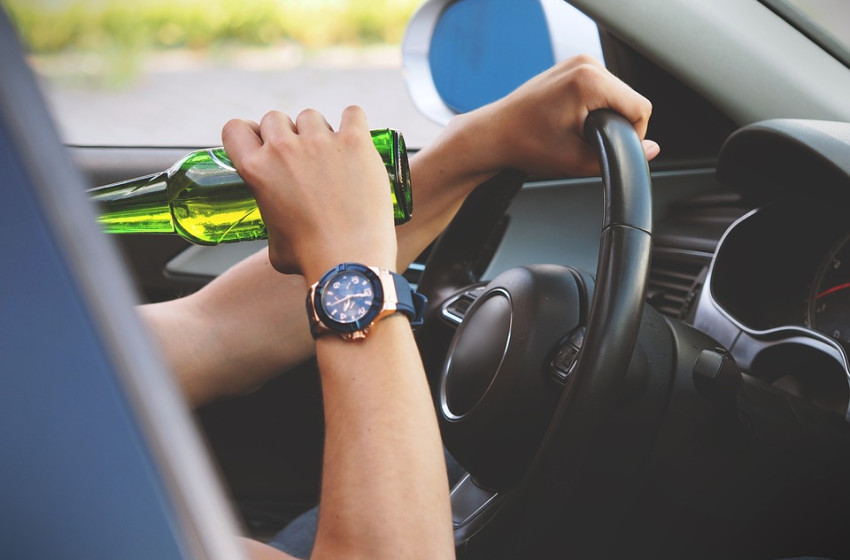 Átengedte a vezetést a részeg társának 