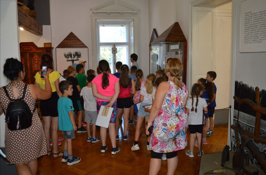 Táborozó gyerekek a Csornai Múzeumban
