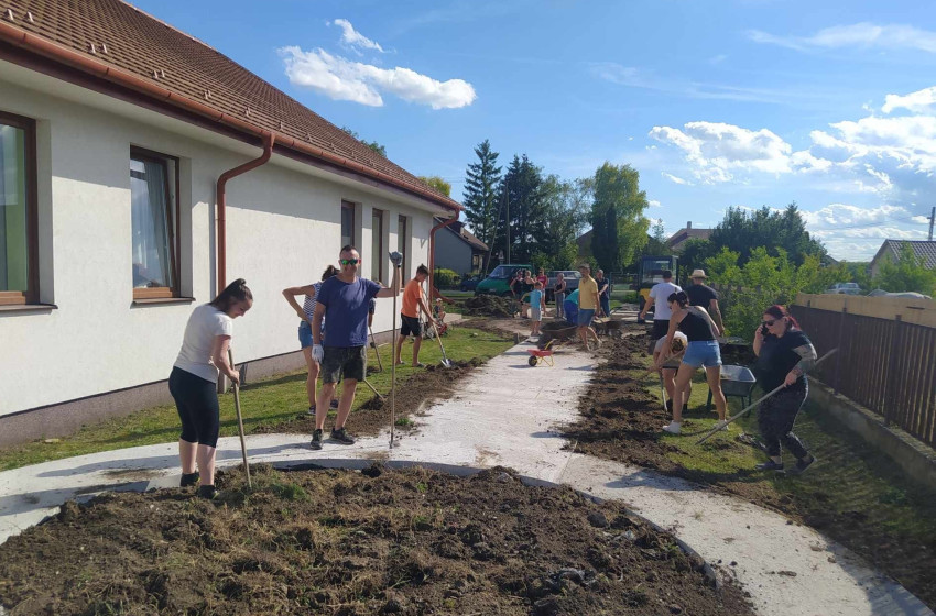 Szülők építik a körforgalmat Ikrényben