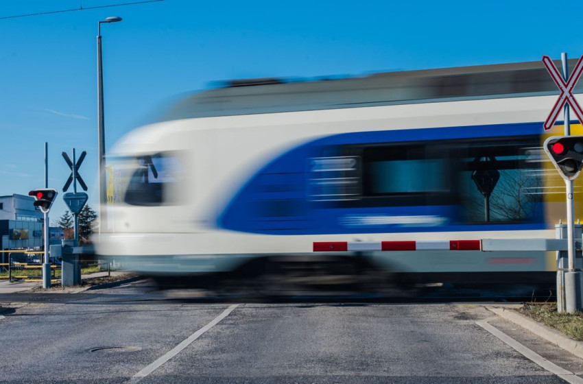 Vonat és autó ütközött – Répcelak és Beled között nem járnak a vonatok