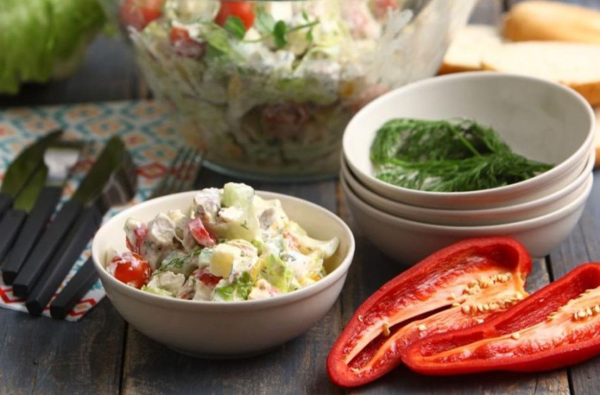 Így készül a kapros-joghurtos grillcsirkesaláta 