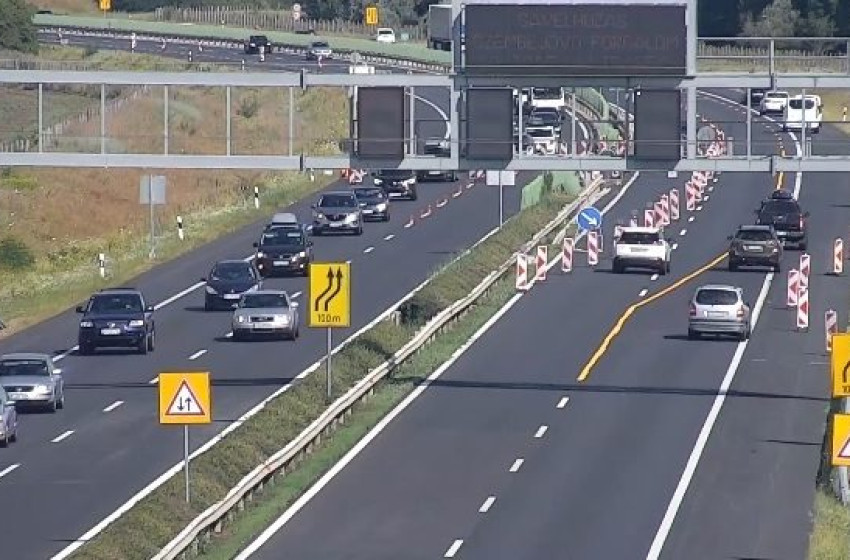 Átugratott a túloldalra egy autó az M1-esen, csak a szerencsén múlt, hogy nem talált el senkit