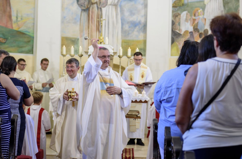 A „Hanság Gyöngyszeme” lett ismét az újraszentelt maglócai Szent Bertalan-templom