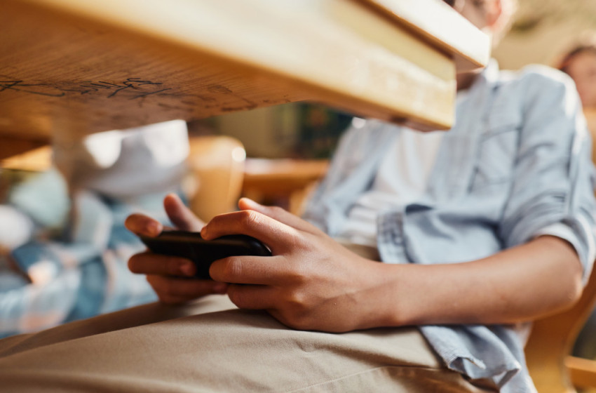 Hivatalos: megjelent a rendelet, amely korlátozza az iskolai mobiltelefon-használatot