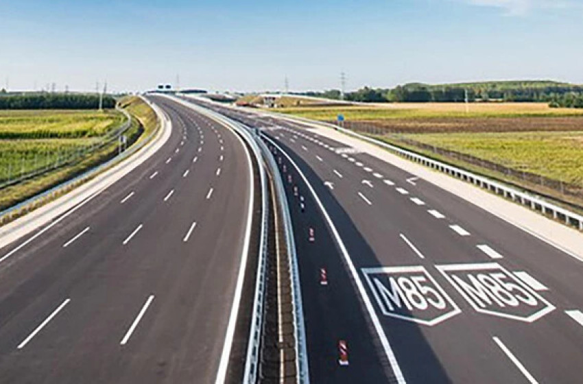 Balesetek a térségünkben: jelentős torlódás a sztrádán, forgalomkorlátozás az M85-ös autópályán