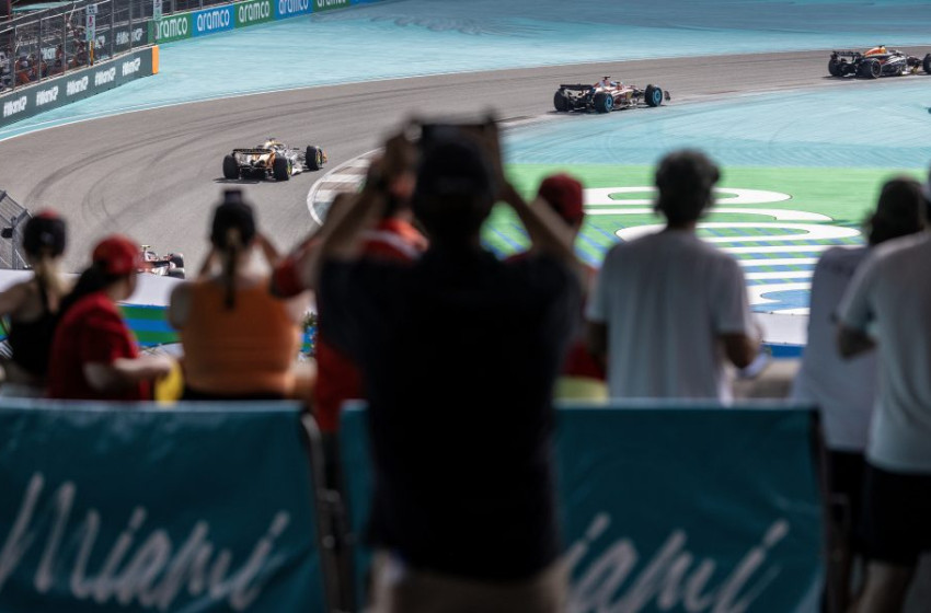 Elfogtak két férfit, akik Forma-1-es jegyek ígéretével vertek át embereket