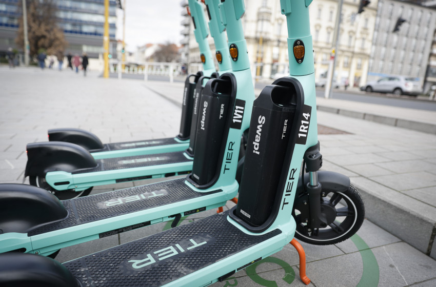 Semmi félelem és felelősség: ittasan, utassal a háta mögött vezette a rollert egy fiatal! Nagyot estek…