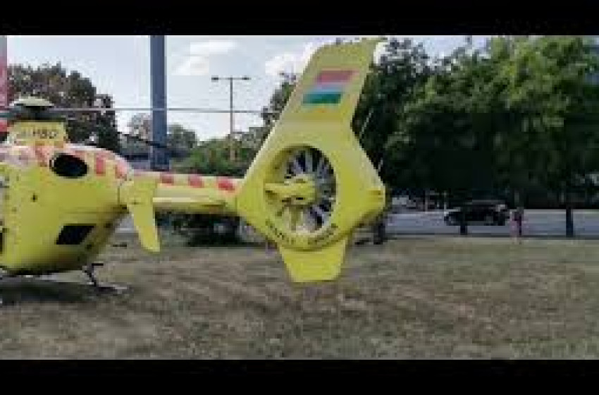 Két mentőhelikopter jött egyszerre Győrbe, az egyik a Pláza előtt landolt + Videó