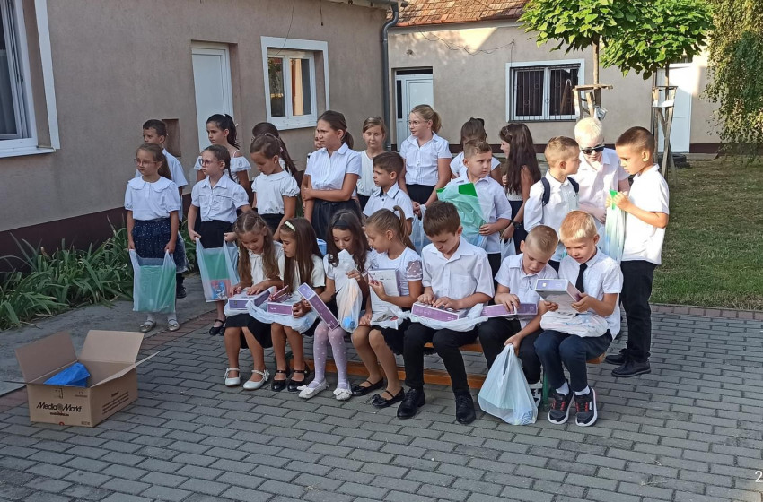 Tableteket ajándékozott a veszkényi önkormányzat az elsősöknek