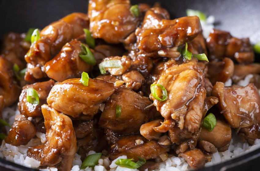 Szaftos, zöldhagymával pirult csirkecombfilé: rizzsel tökéletes ebéd