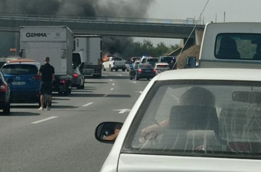 Kigyulladt egy személyautó Bezinél