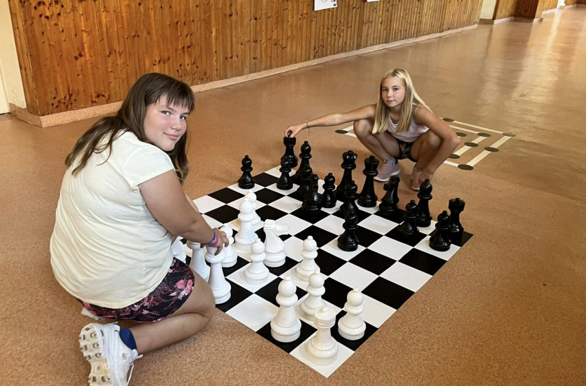 Sakkpartik a folyóson Rábatamásiban