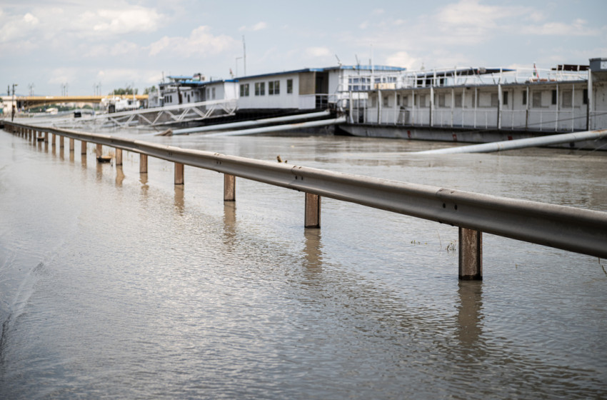 Erre azonnal fel kell készülni: özönvíz érkezik a Dunán, le kell zárni a rakpartot