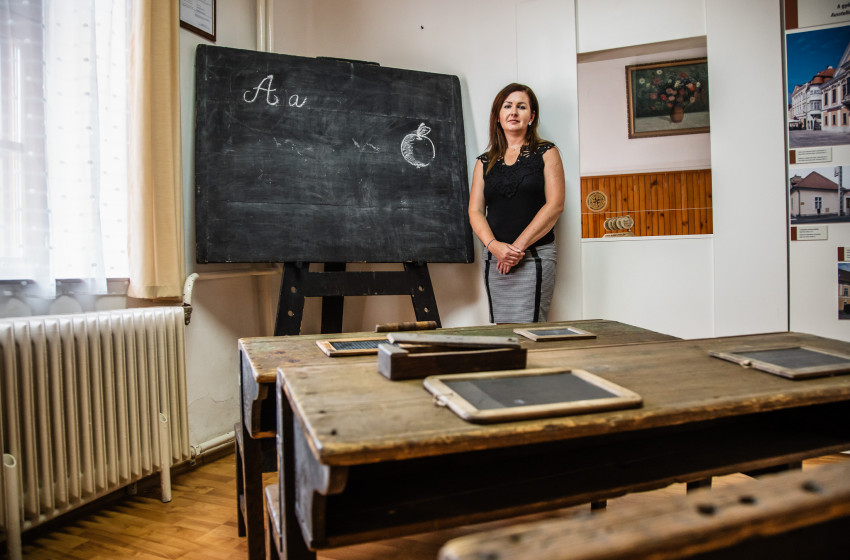 Több, mint 100 éves iskolapadok a kapuvári múzeumba