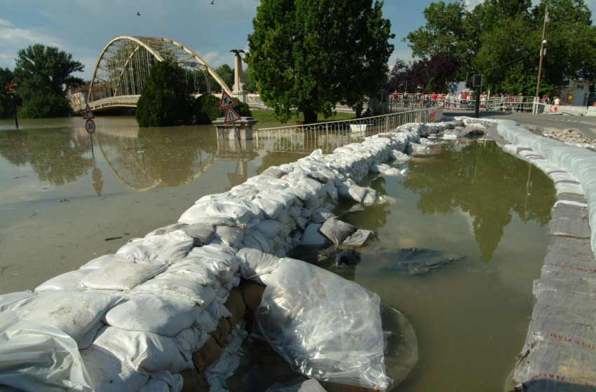 Két hidat is lezárnak Győrben az áradás miatt