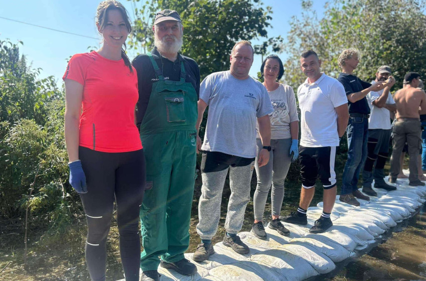 Rábaközi önkéntesek a gáton