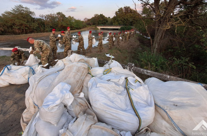 Katonáink éjjel-nappal dolgoznak a Lajta folyó mentén is