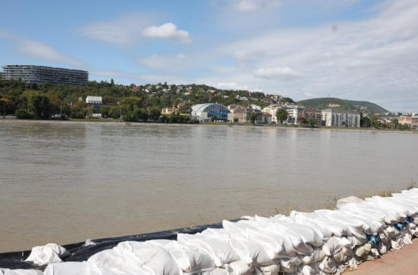 Ingyenes árvízvédelmi telefonvonalat indított a kormány 