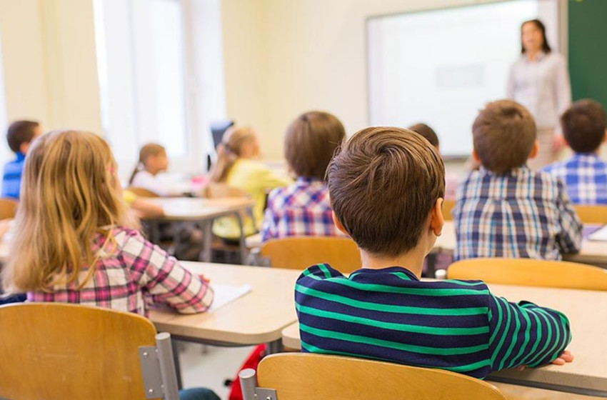 Kirúgták a tanítót, aki büntetésből, bugyira vetkőztette a gyerekeket 