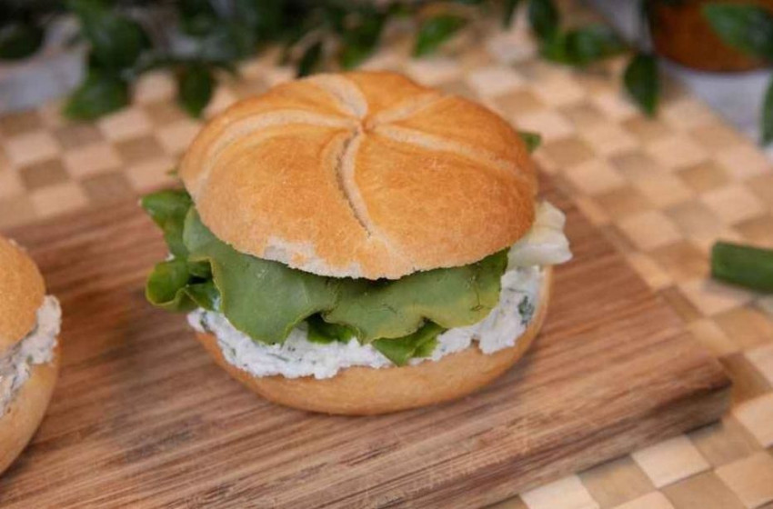 Így készül a zöldfűszeres túrókrém 