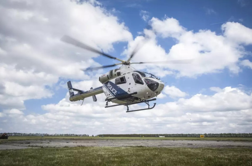 Helikopter az M1-es autópálya felet