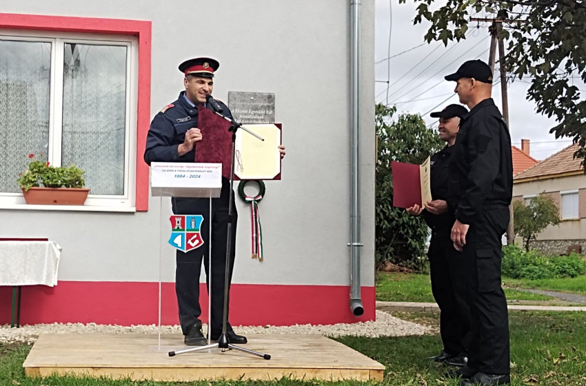 Emléktábla avatással és faültetéssel emlékeztek Szilban