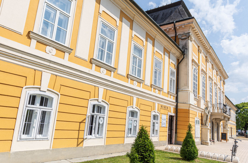 Gombolyítják az aranyfonalat Csornán