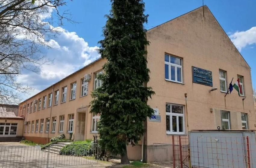 Az egyik diáklánnyal közösült az igazgató az osztályteremben