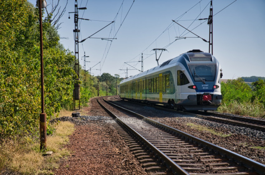 Vasárnap hajnalban óraigazítás a vasútnál és a Volánbusznál