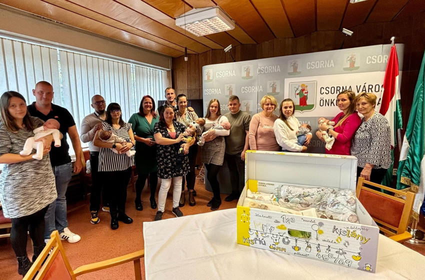 Babamama csomagokat adtak át Csornán 