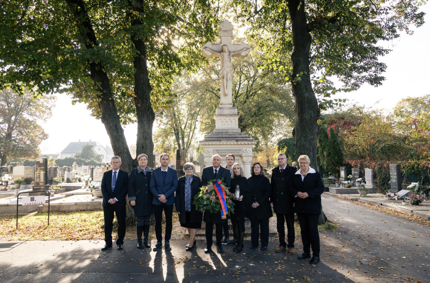 Koszorúztak Kapuváron